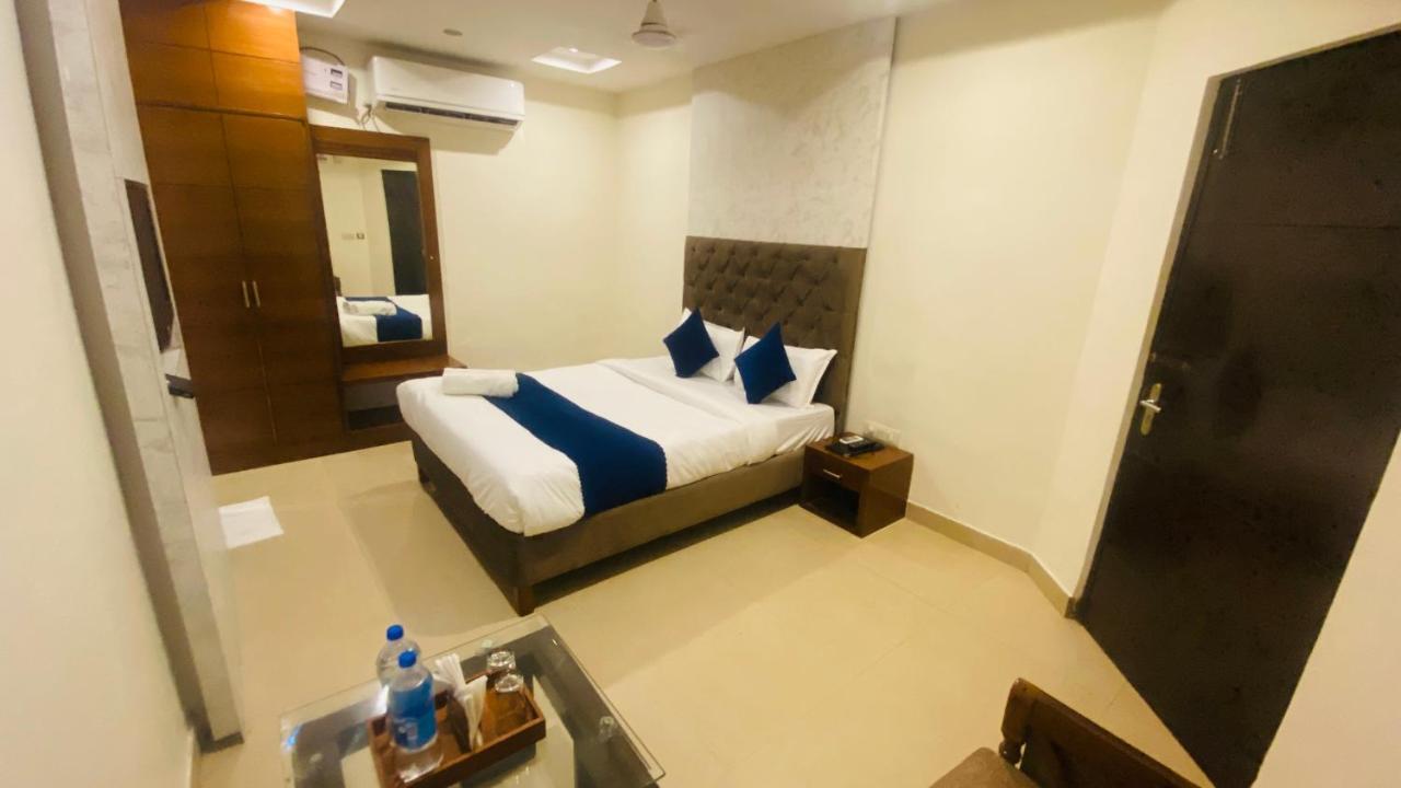 Hotel Landmark Chandigarh Ngoại thất bức ảnh