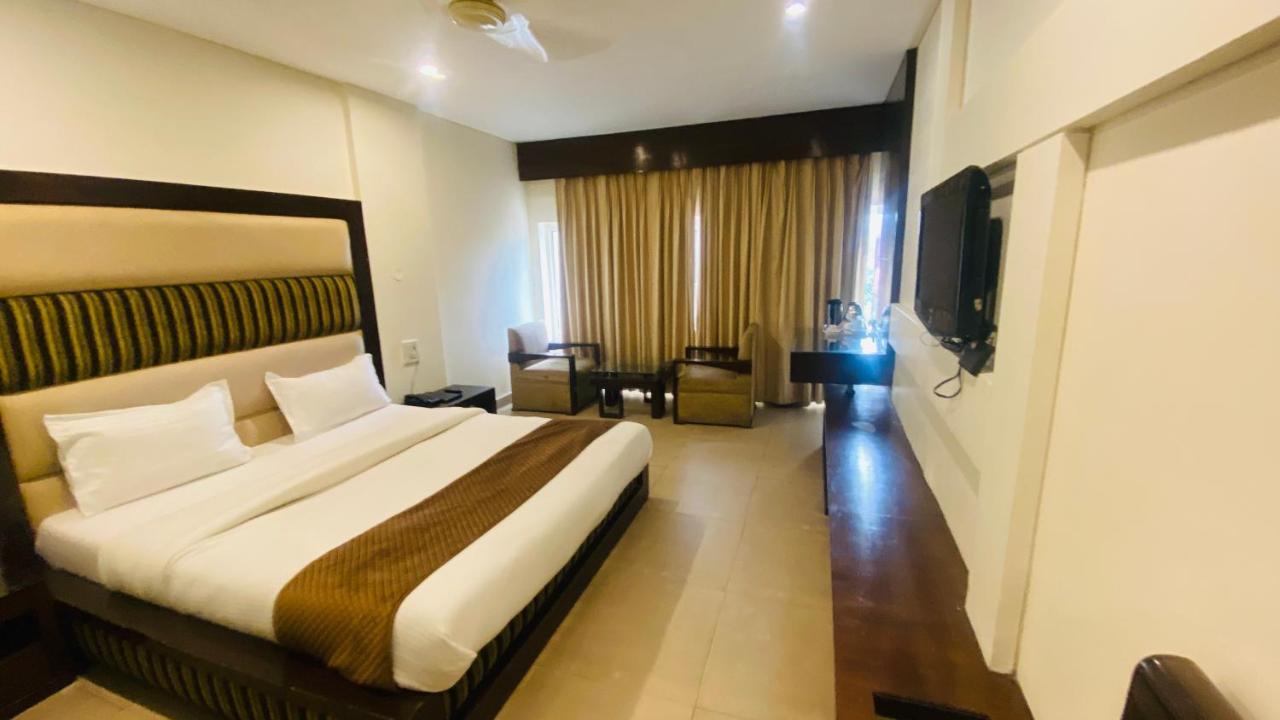 Hotel Landmark Chandigarh Ngoại thất bức ảnh