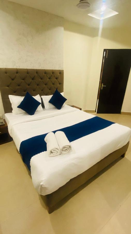 Hotel Landmark Chandigarh Ngoại thất bức ảnh