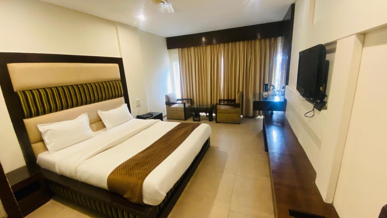 Hotel Landmark Chandigarh Ngoại thất bức ảnh