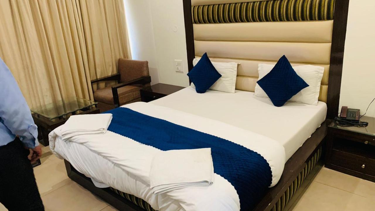 Hotel Landmark Chandigarh Ngoại thất bức ảnh