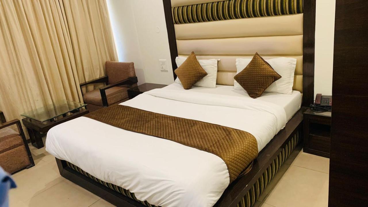 Hotel Landmark Chandigarh Ngoại thất bức ảnh