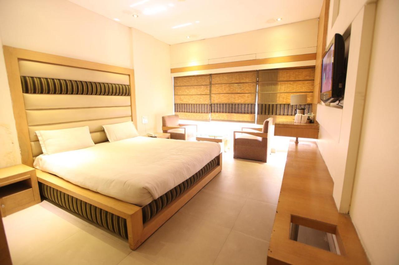 Hotel Landmark Chandigarh Ngoại thất bức ảnh